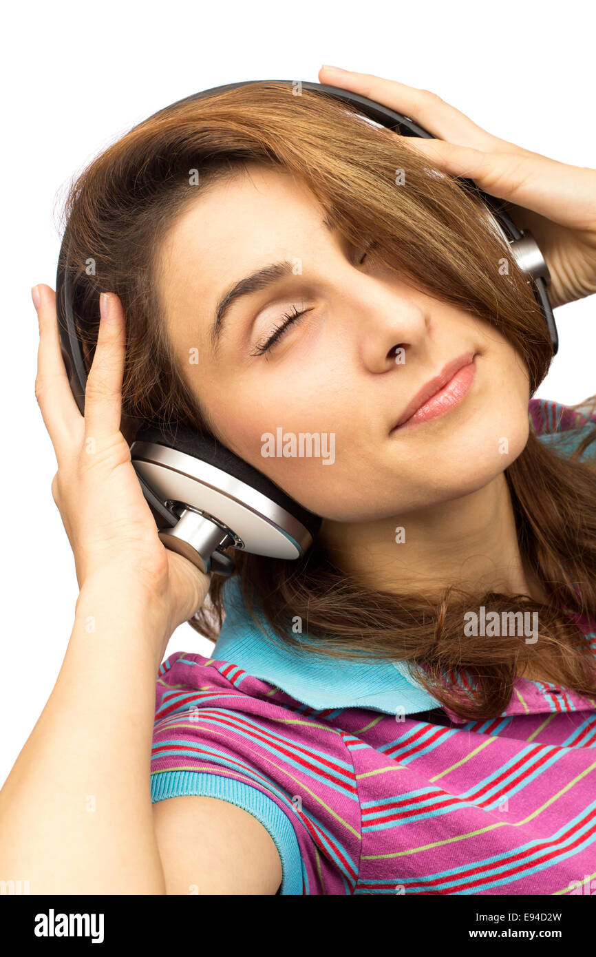 Donna con cuffie ascoltando musica isolate su sfondo bianco Foto Stock