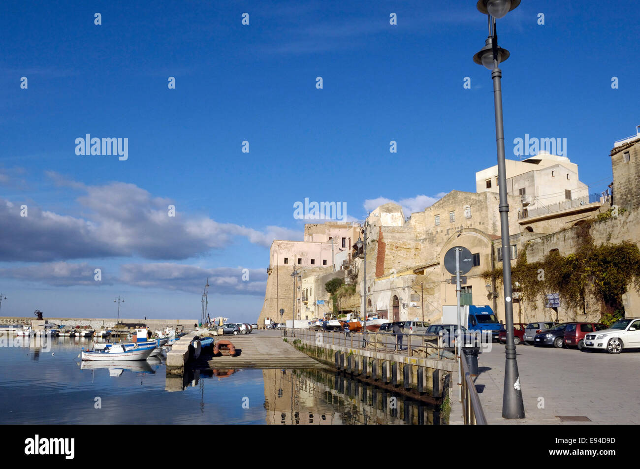 Vista del porto di pesca di Castellammare del Golfo, Sicilia Foto Stock