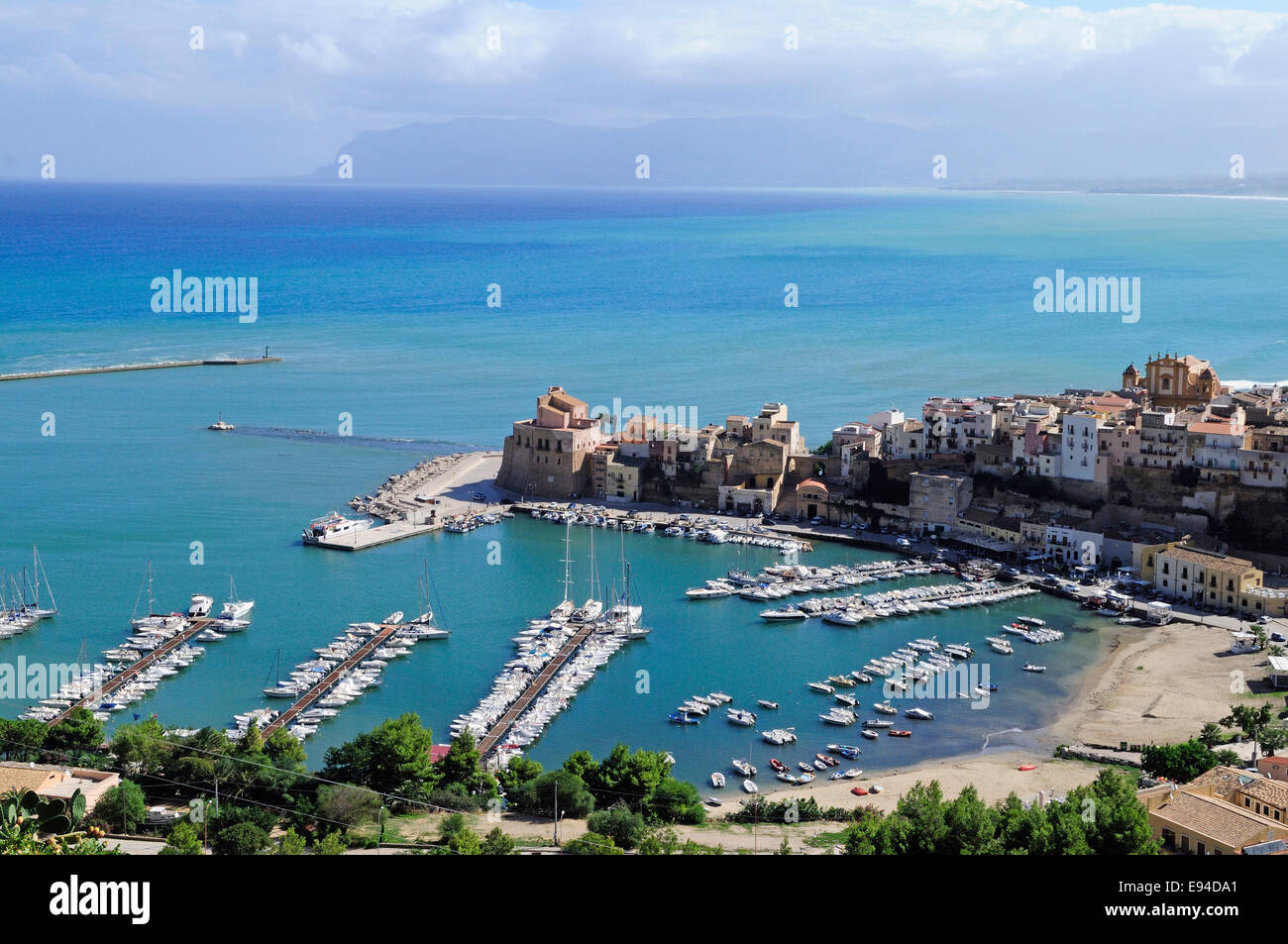 Panorama sul porto di pesca di Castellammare del Golfo, Sicilia Foto Stock