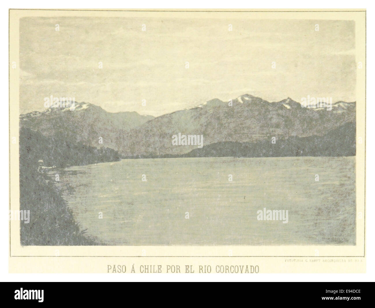 Questa illustrazione del 1886 di Fontana mostra il passaggio in Cile attraverso il fiume Corcovado, evidenziando il significato geografico e storico della regione nell'esplorazione sudamericana durante la fine del XIX secolo. Foto Stock