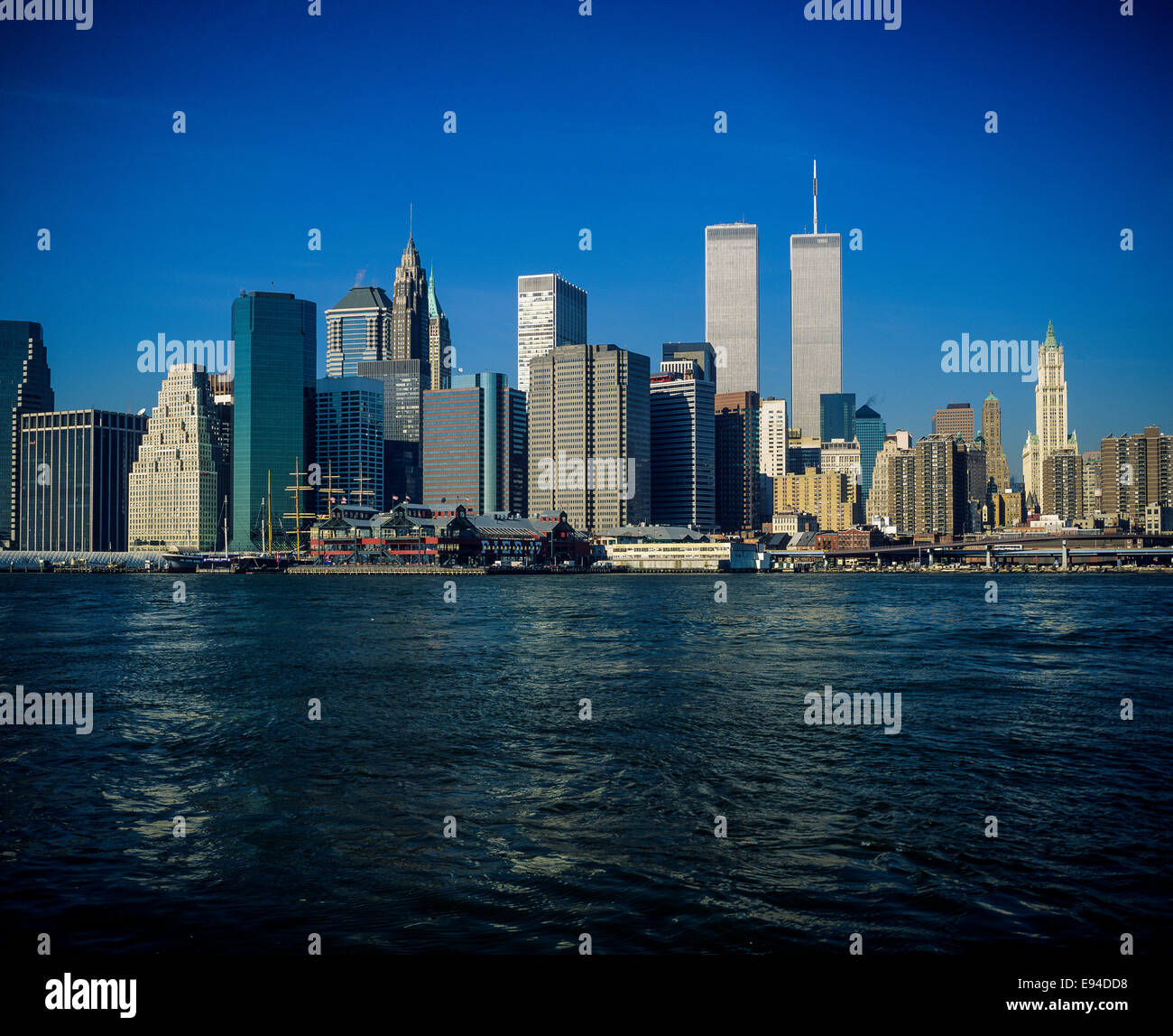 Inferiore dello skyline di Manhattan e l'East River da Brooklyn prima di Settembre 11 2001 New York City NY USA Foto Stock