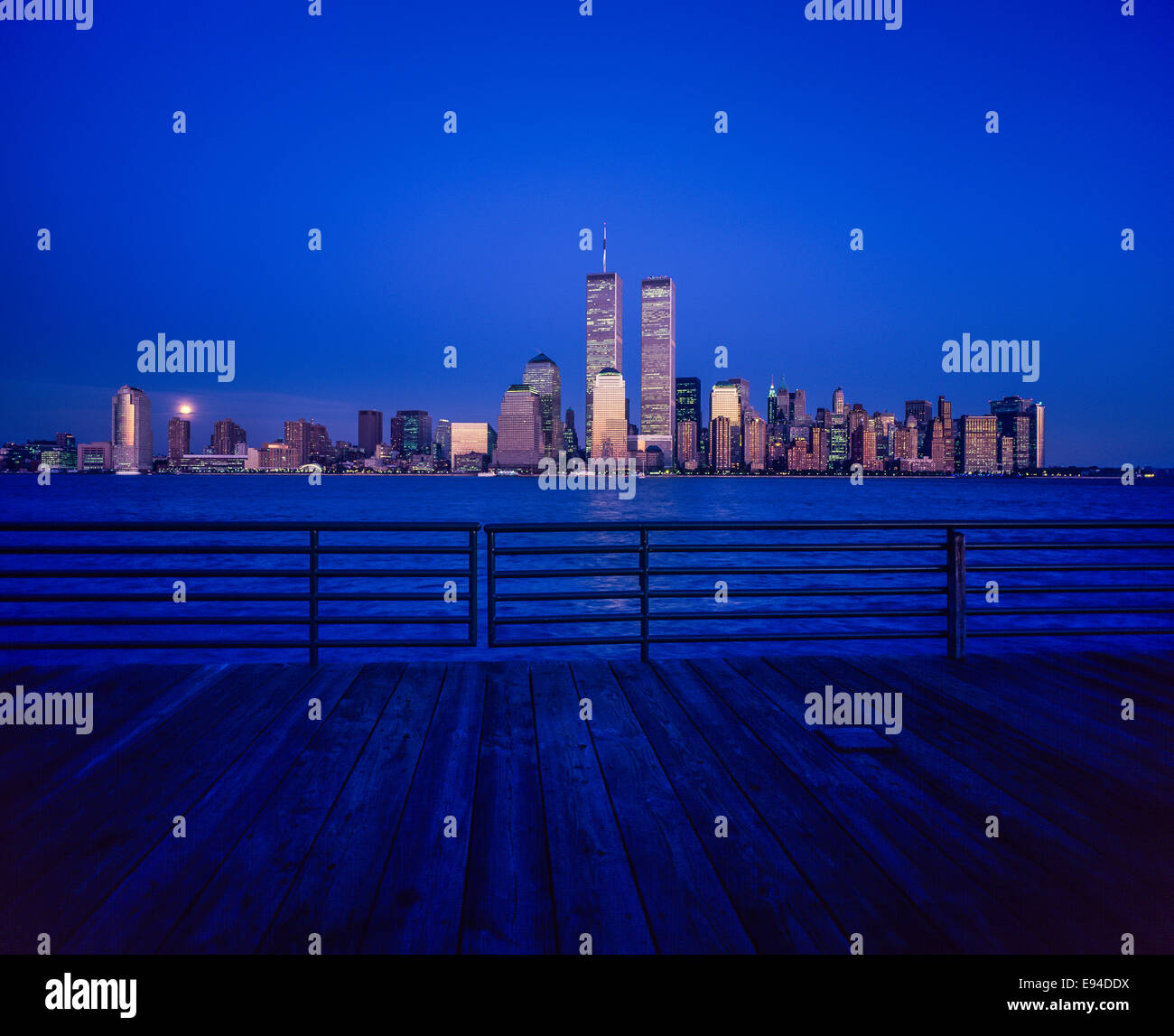 Il quartiere finanziario skyline di Manhattan e del fiume Hudson al tramonto prima di Settembre 11 2001 New York City NY USA Foto Stock