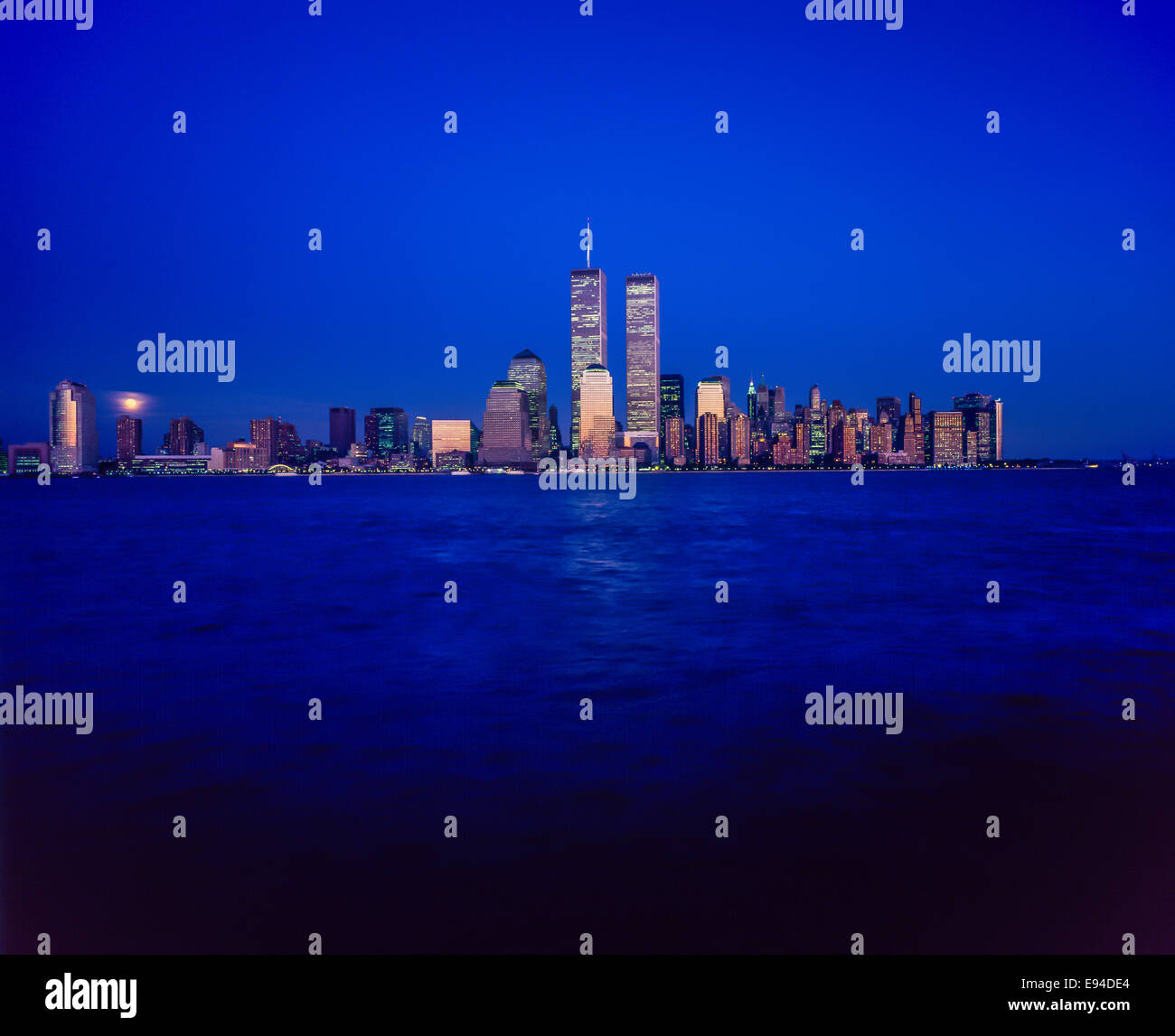 Il quartiere finanziario skyline di Manhattan e del fiume Hudson al tramonto prima di Settembre 11 2001 New York City NY USA Foto Stock