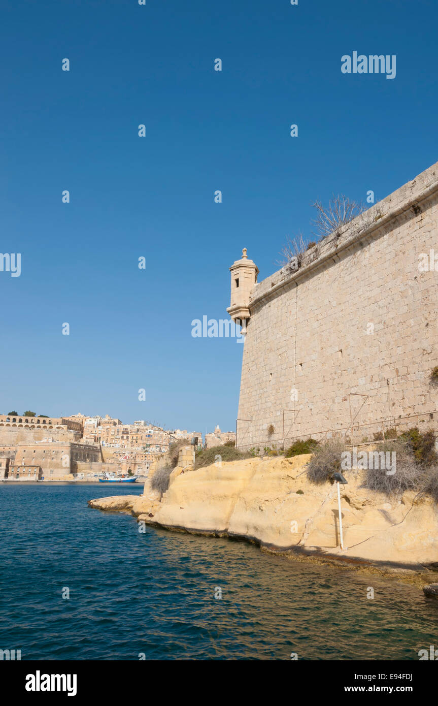 Una vista del Grand Harbour e Fort St Angelo a La Valletta, la capitale di Malta e la capitale europea della cultura per il 2018 Foto Stock