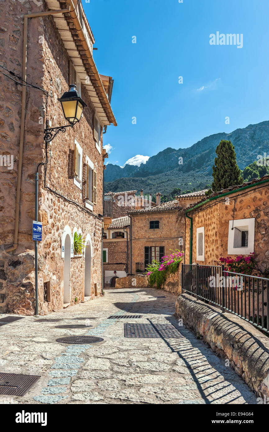 Tipico lane nel villaggio di montagna di Fornalutx, Maiorca, isole Baleari, Spagna Foto Stock