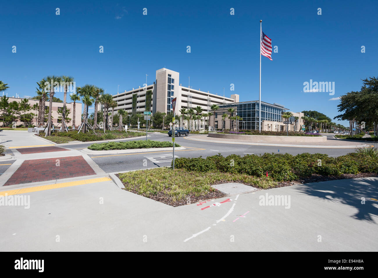 City Circle di Tavares, Florida USA con i valutatori di Imposta proprietà Lo studio peritale in background. Foto Stock