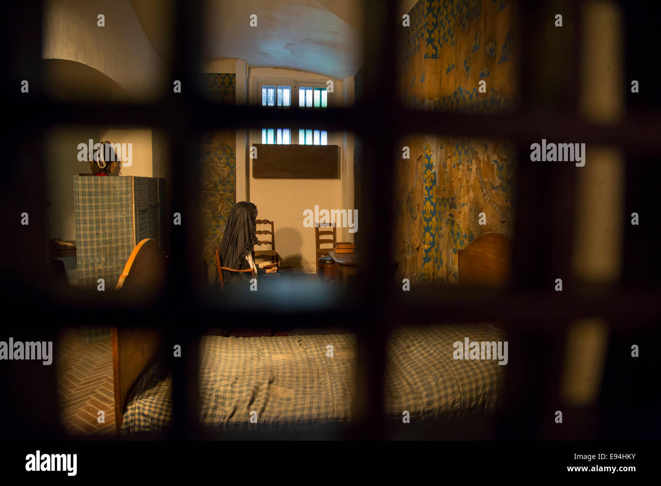 Vista attraverso le guardie nella finestra di visualizzazione di Maria Antonietta ricreati della cella con la Conciergerie, Parigi, Francia Foto Stock