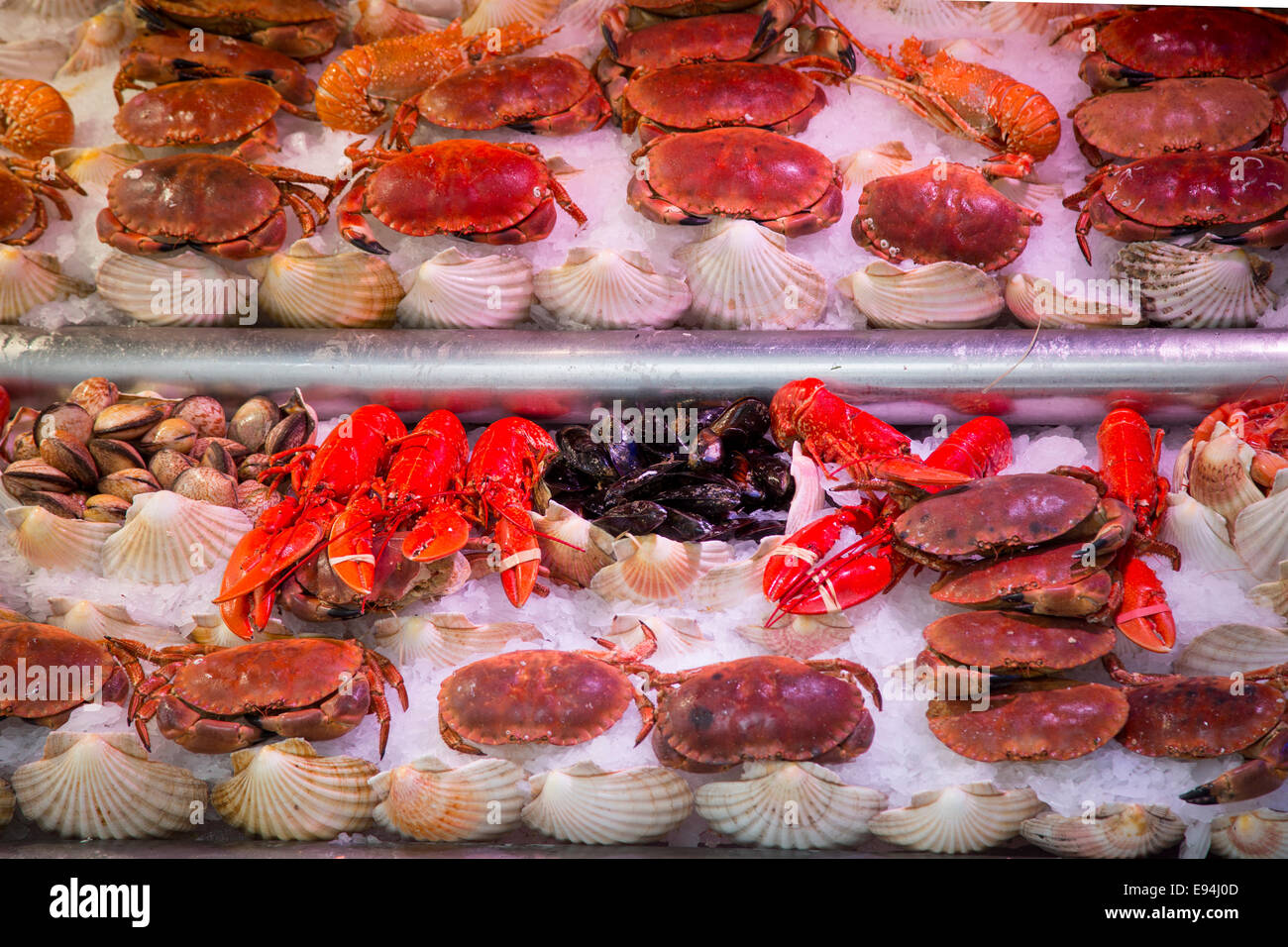 Granchi, aragoste, vongole e muscoli per la vendita in un mercato del pesce nei pressi di Bastille, Parigi, Francia Foto Stock
