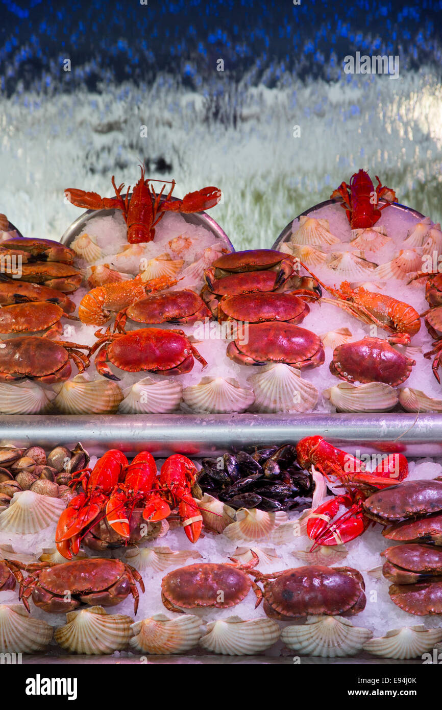 Granchi, aragoste, vongole e muscoli per la vendita in un mercato del pesce nei pressi di Bastille, Parigi, Francia Foto Stock