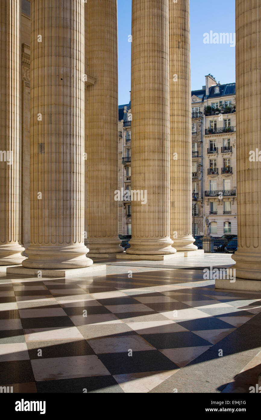 Colonne lungo la facciata anteriore del Pantheon, Parigi, Francia Foto Stock