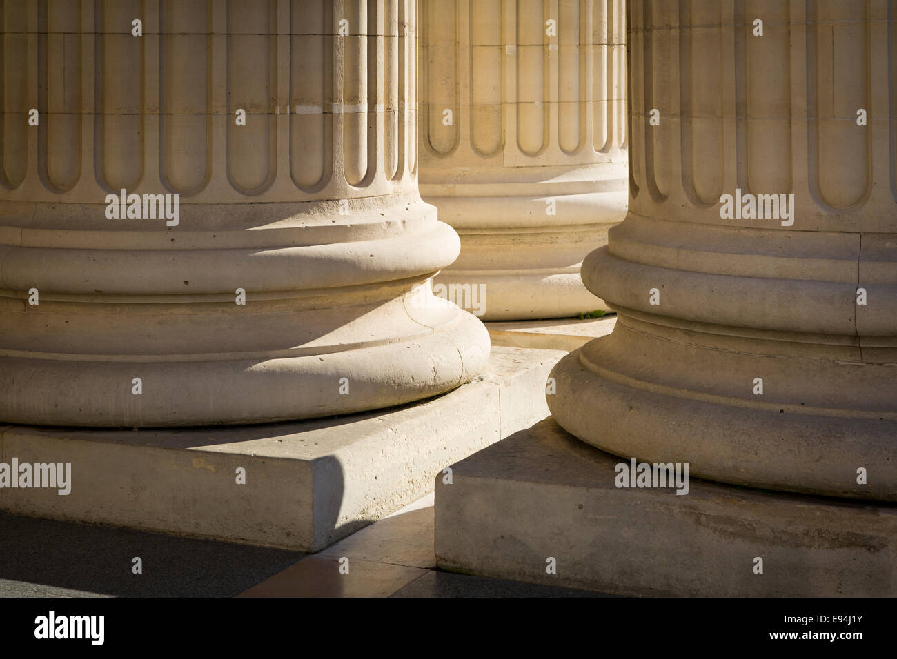 Colonne lungo la facciata anteriore del Pantheon, Parigi, Francia Foto Stock