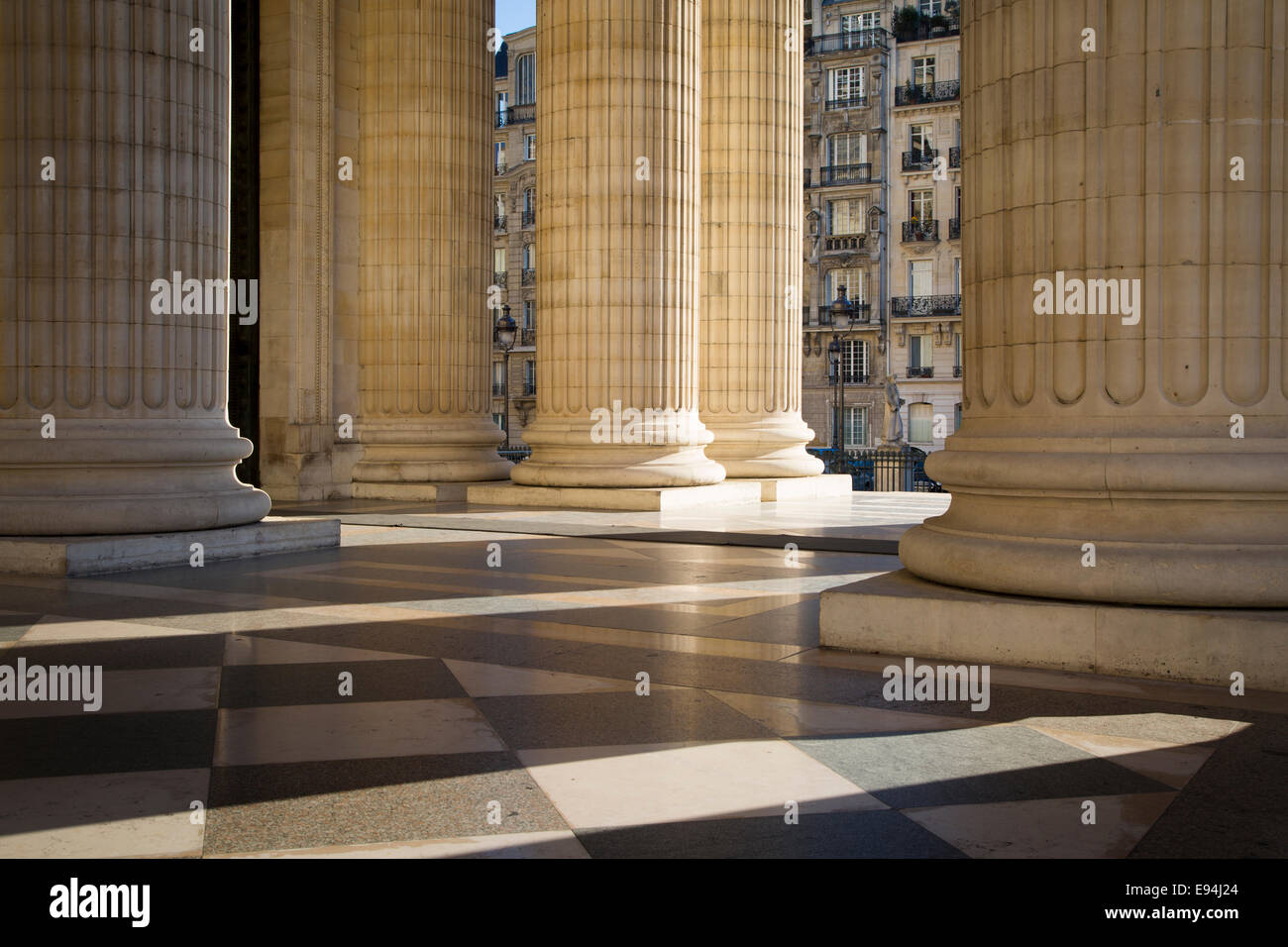 Colonne lungo la facciata anteriore del Pantheon, Parigi, Francia Foto Stock