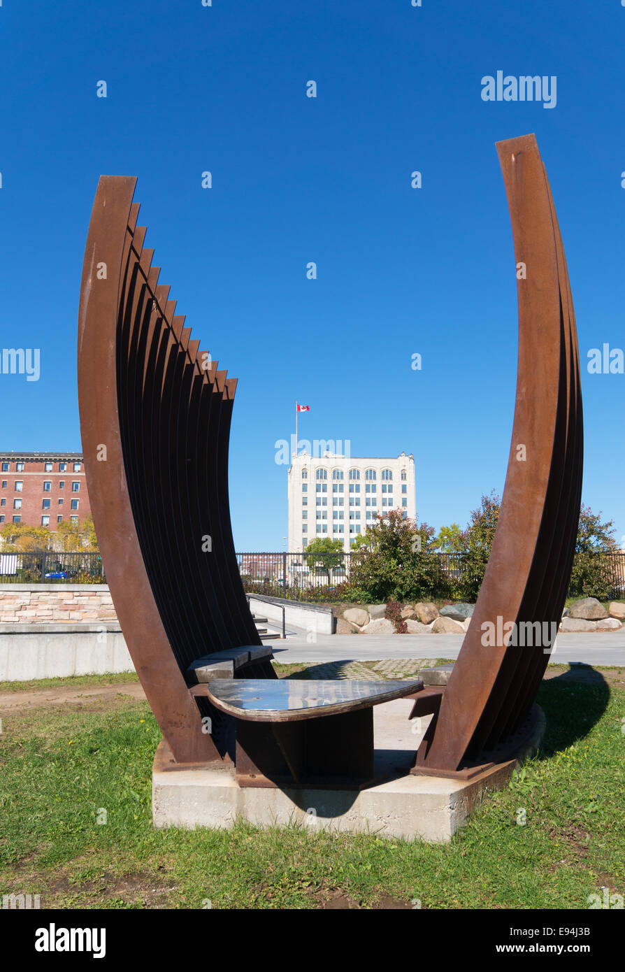 Arte pubblica presso il principe Arthur's Landing, Thunder Bay, Vaso da J Metz e N frame di masticare la Hydro building, Ontario, Canada Foto Stock