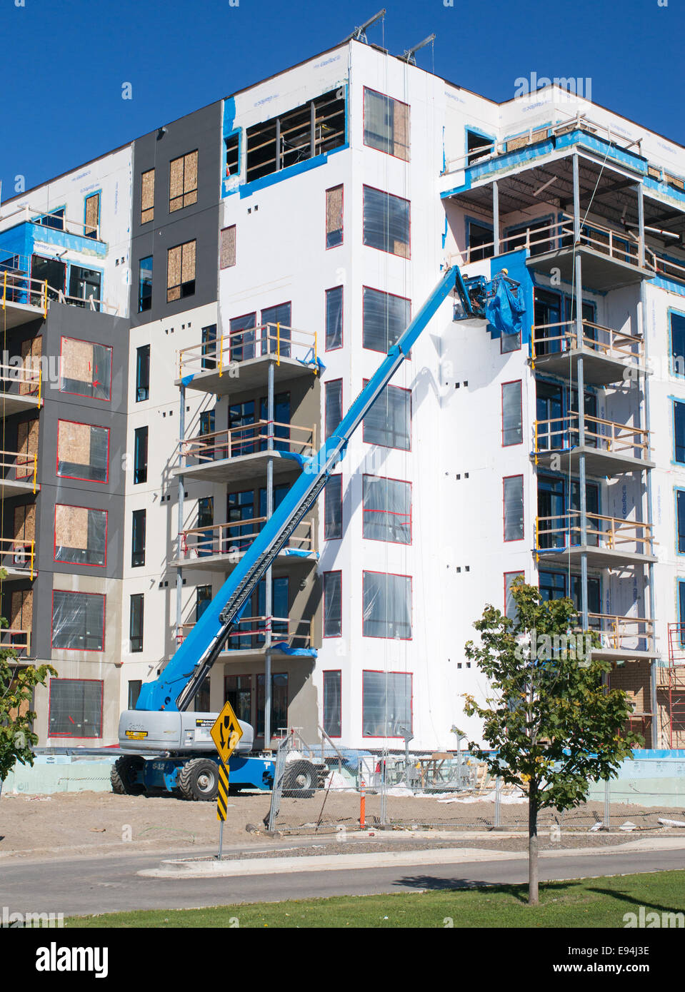 Edificio di nuova costruzione a Thunder Bay waterfront mediante Genie Terex cherry picker piattaforma di accesso Ontario, Canada Foto Stock