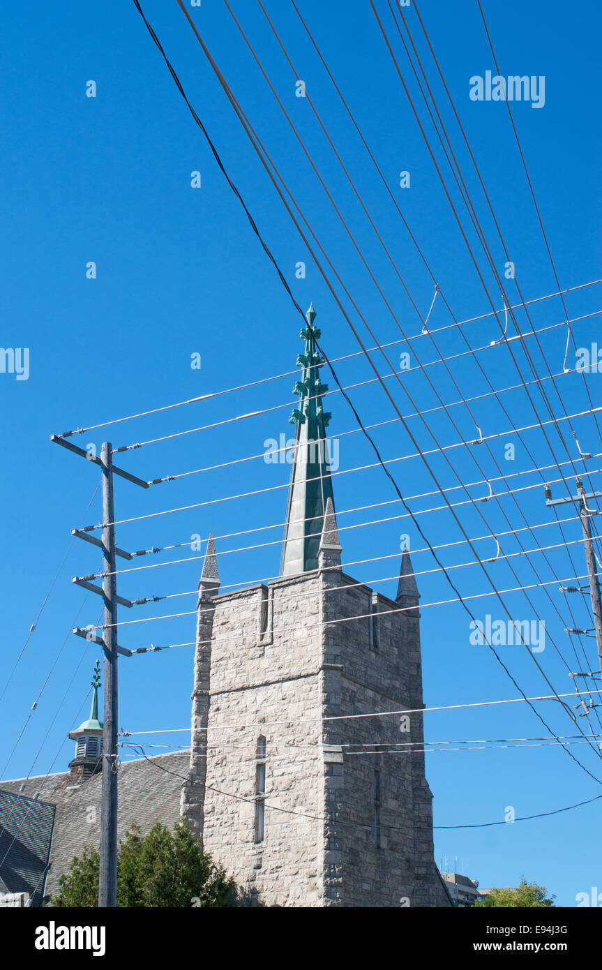 Un groviglio di overhead di antiestetici cavi di alimentazione rovinare la vista di questa chiesa a Thunder Bay, Ontario, Canada Foto Stock