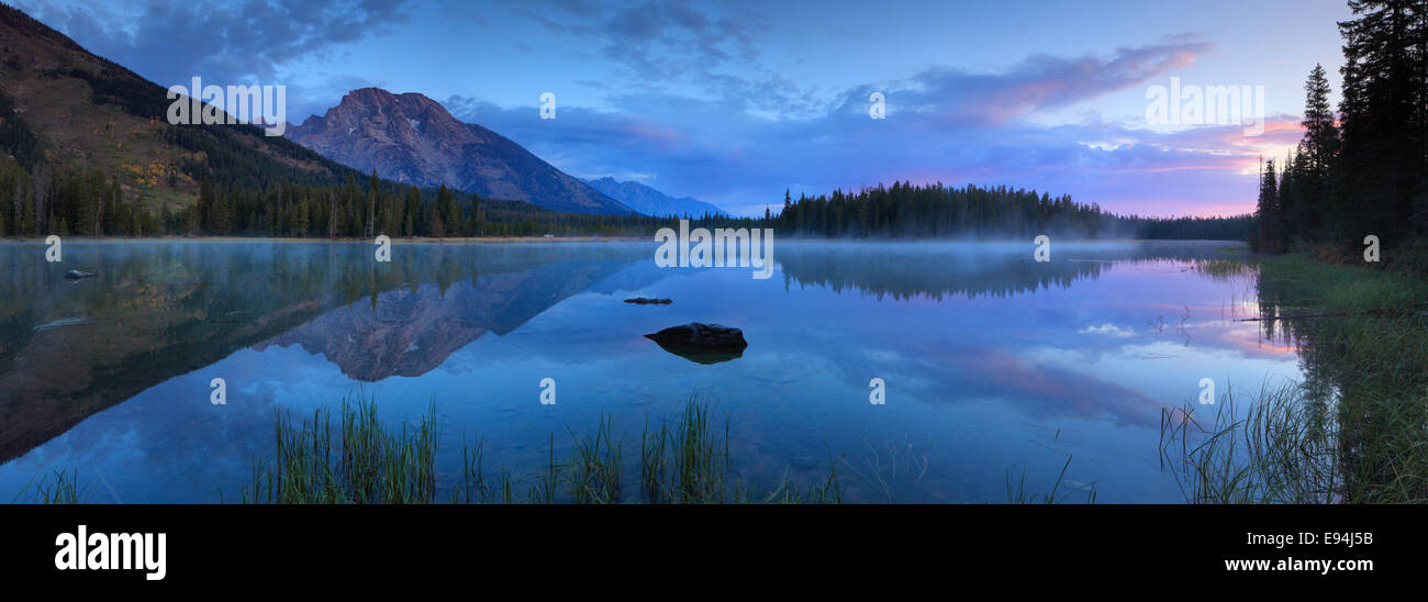 La mattina presto del crepuscolo su Lago di stringa nel Parco Nazionale di Grand Teton, Wyoming Foto Stock