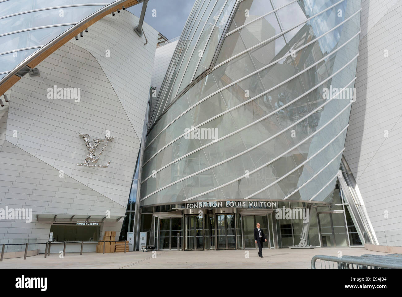 Parigi, Francia. Museo d'arte contemporanea edificio della "Fondation Louis Vuitton", LVMH nei Parchi Bois de Boulogne, architetto di credito: Fred Gehry, edificio elegante in francia, edifici insoliti, ingresso frontale Foto Stock