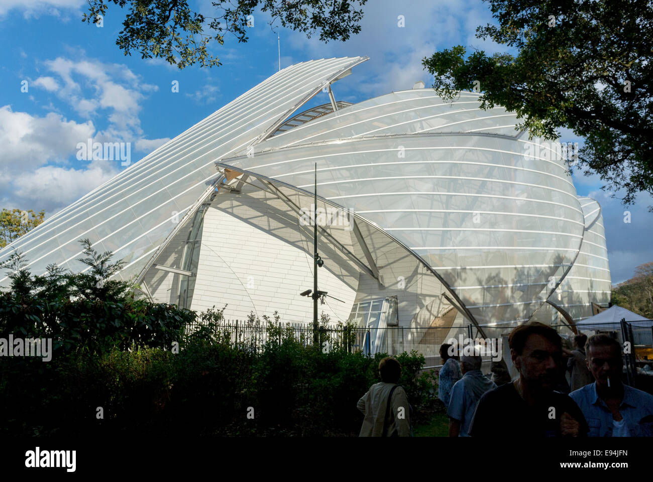 Parigi, Francia. Nuovo Museo di Arte Contemporanea edificio della 'Fondation Louis Vuitton', nei Parchi Bois de Boulogne, architetto di credito: 'Frank Gehry', attira turisti in visita all'esterno, edifici insoliti in vetro Louis vuitton Foto Stock