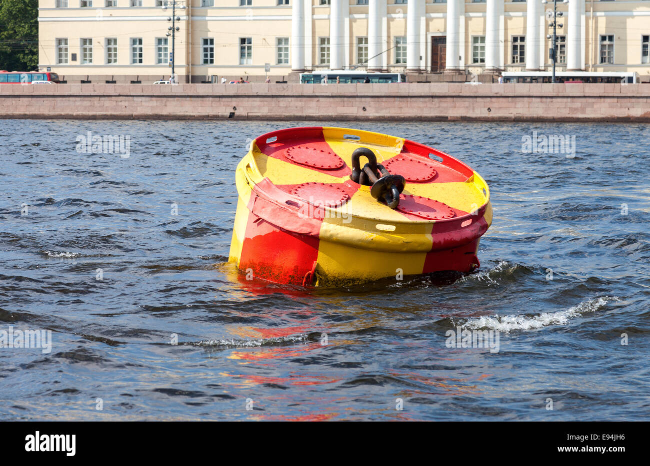Boa di ancoraggio presso il fiume Neva a San Pietroburgo, Russia Foto Stock