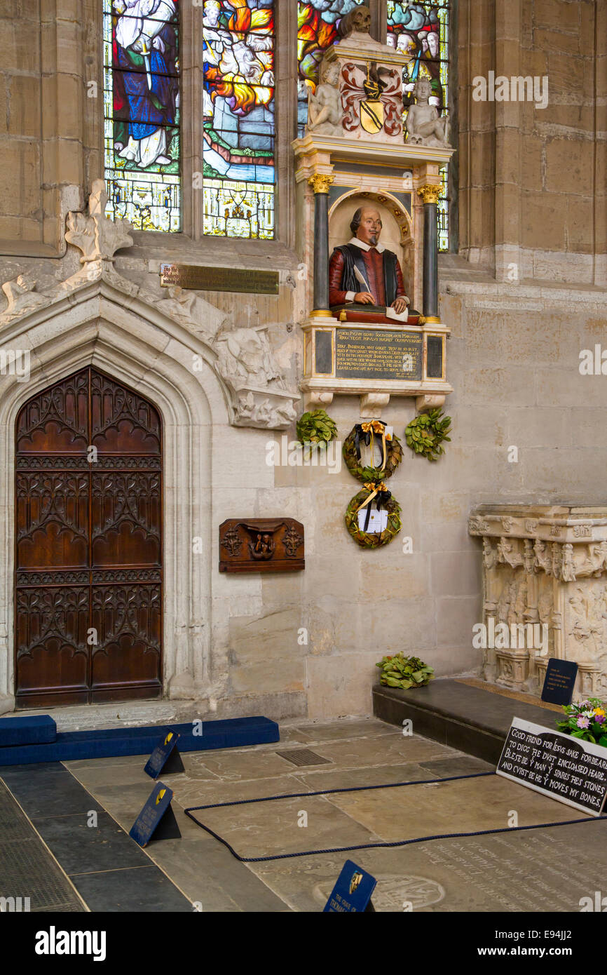 Shakespeare somiglianza sulla parete della chiesa della Santissima Trinità che si affaccia alla sua tomba, Stratford Upon Avon, Warwickshire, Inghilterra Foto Stock