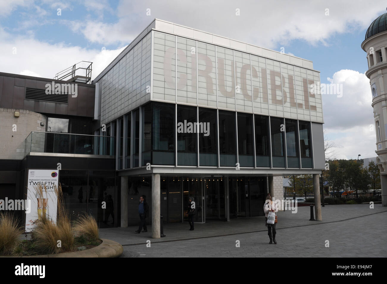 L'ingresso dell'edificio del teatro Crucible nel centro di Sheffield, Inghilterra, architettura modernista del Regno Unito Foto Stock