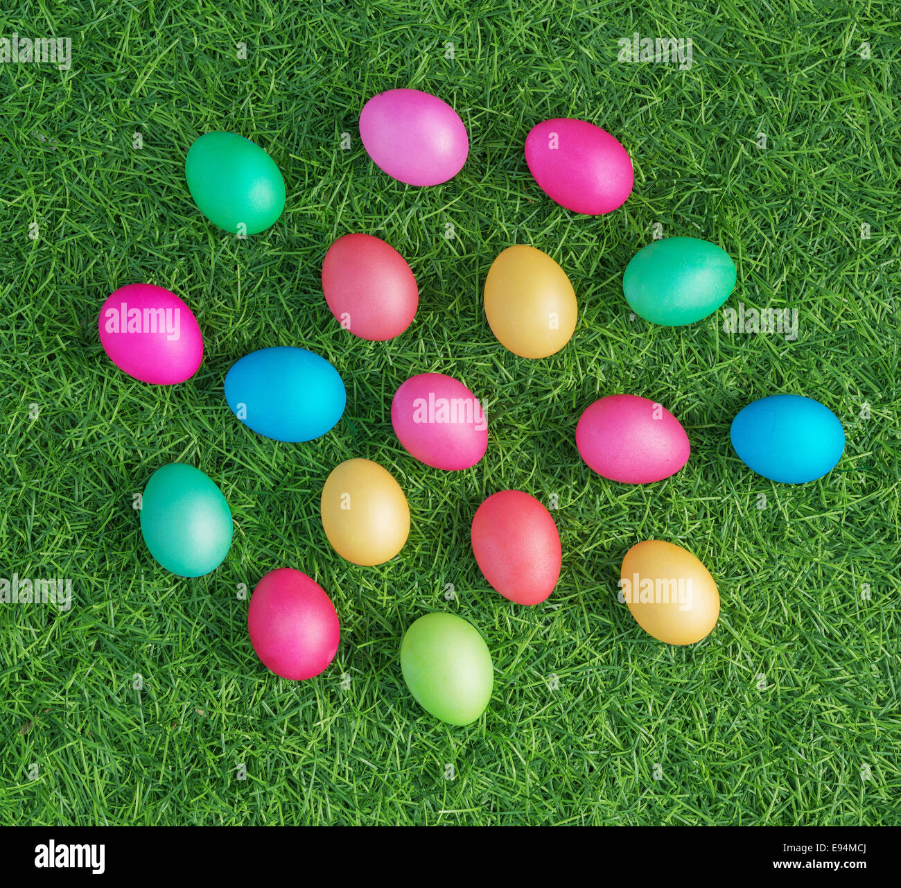 Multicolori uova di pasqua sull'erba verde Foto Stock