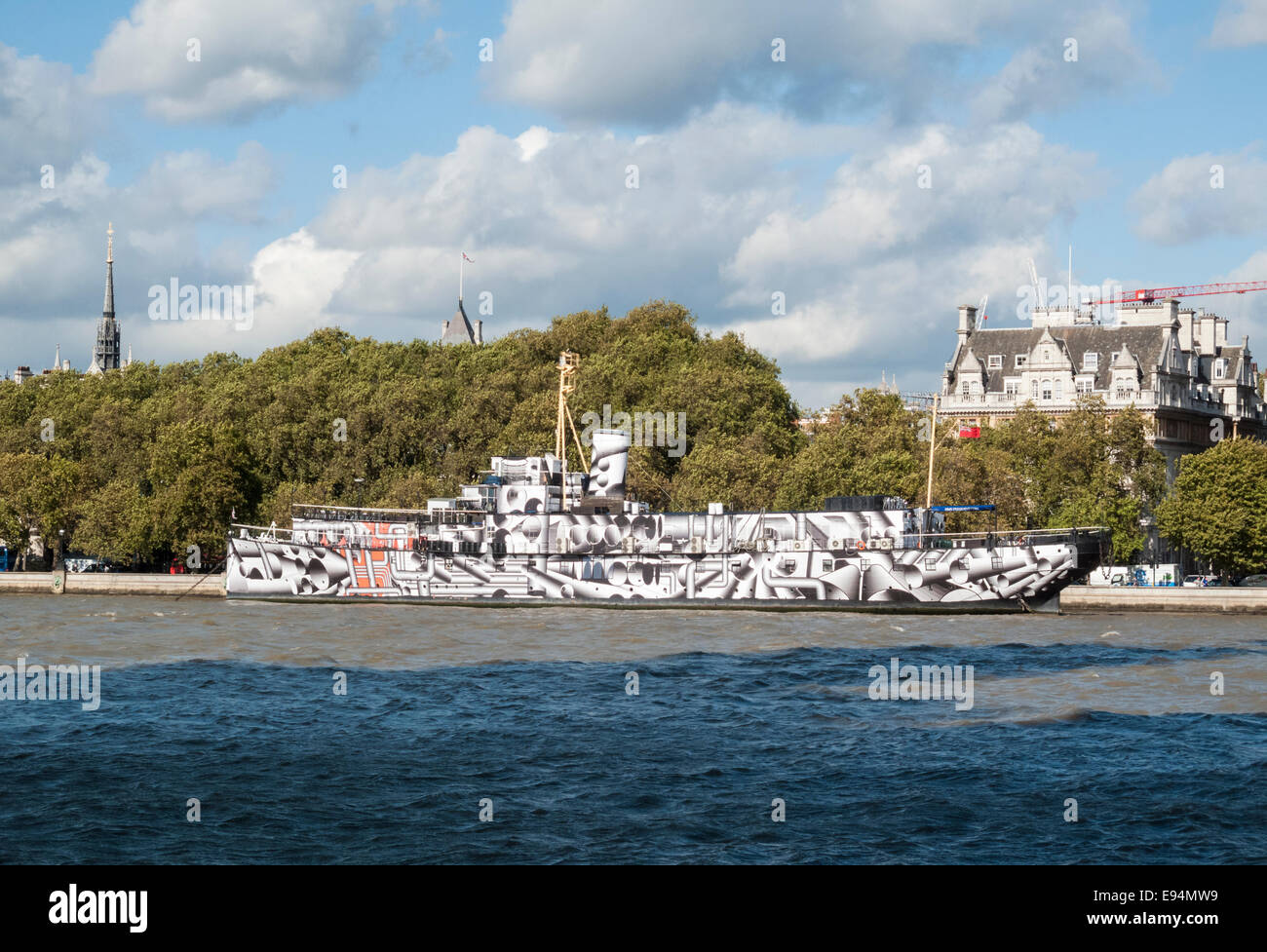 HMS Presidente (HQMS presidente (1918)), ormeggiato sul fiume Tamigi, Victoria Embankment, Londra, uno dei tre sopravvissuti di WW1 navi da guerra, dipinta in un design di abbagliamento Foto Stock