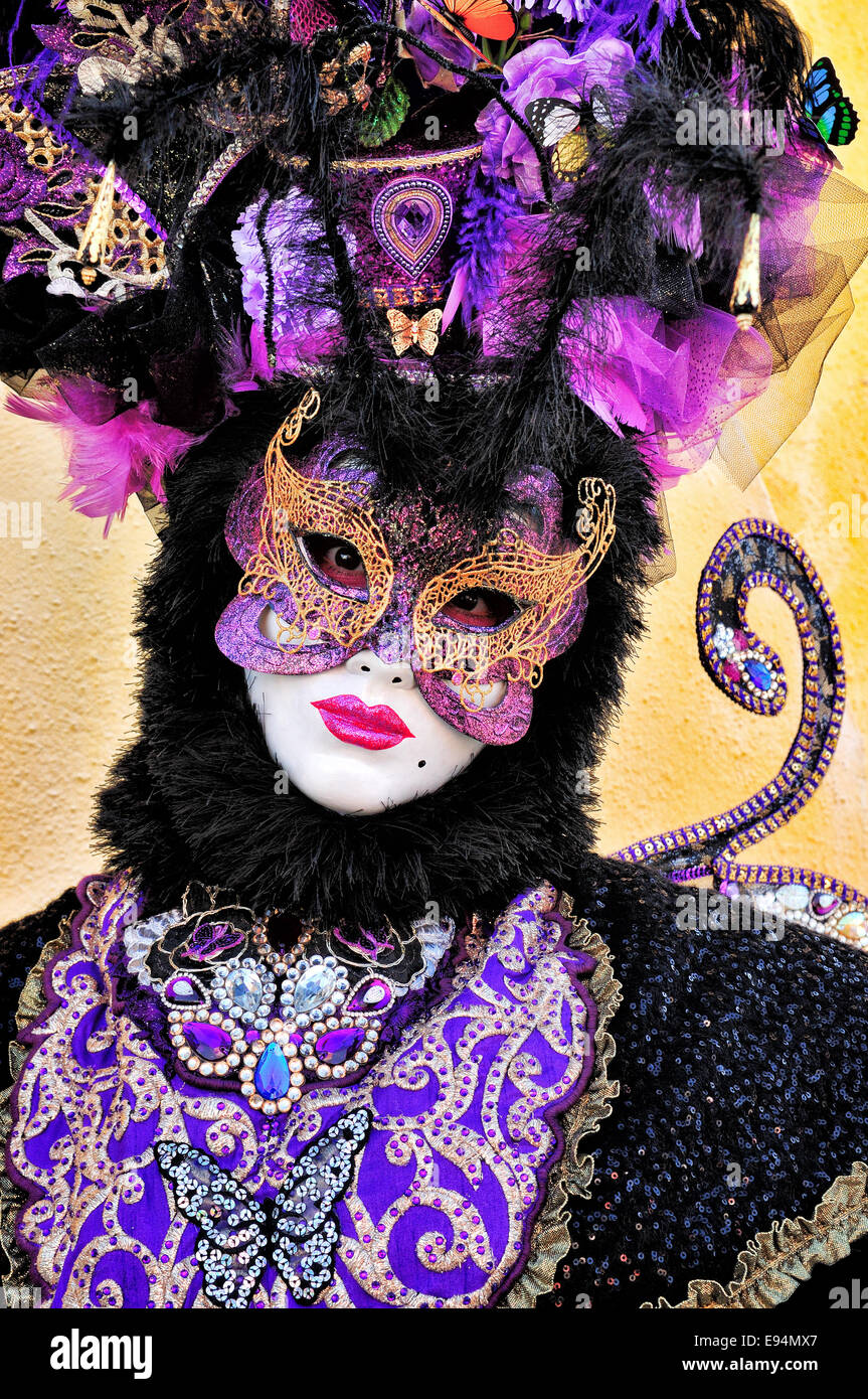 Masked partecipante sull'isola di Burano durante il Carnevale di Venezia, Italia Febbraio 2014 Foto Stock