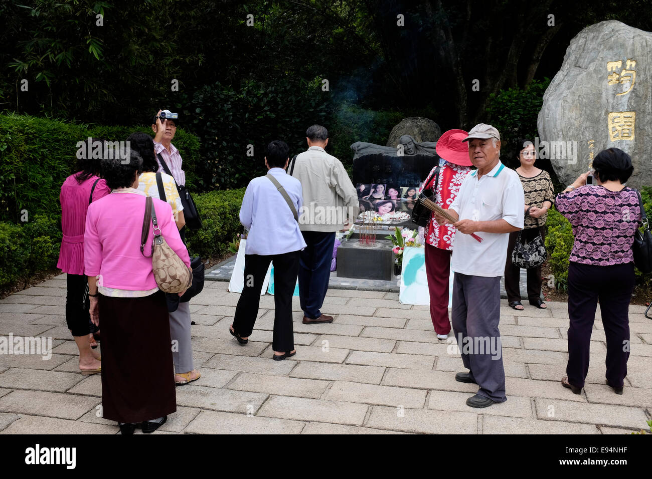 Persone in lutto presso la tomba di Santa Teresa Teng, Jinshan, Nuova Citta' di Taipei, Taiwan Foto Stock
