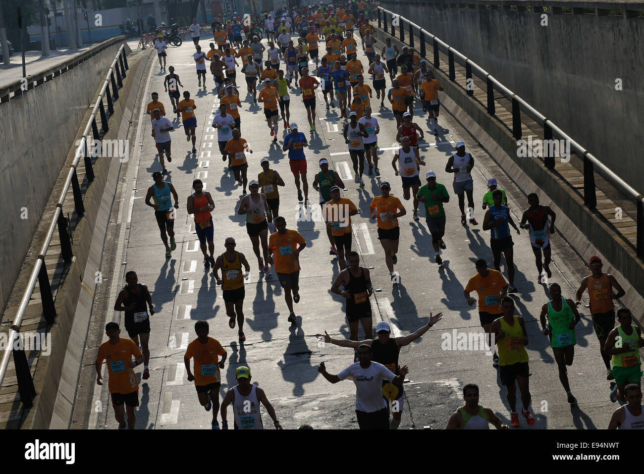 Sao Paulo, Brasile. Xix oct, 2014. I corridori prendere parte alla ventesima maratona internazionale di Sao Paulo, in Sao Paulo il Ott 19, 2014. © Levi Bianco/Brasile Photo Press/AGENCIA ESTADO/Xinhua/Alamy Live News Foto Stock