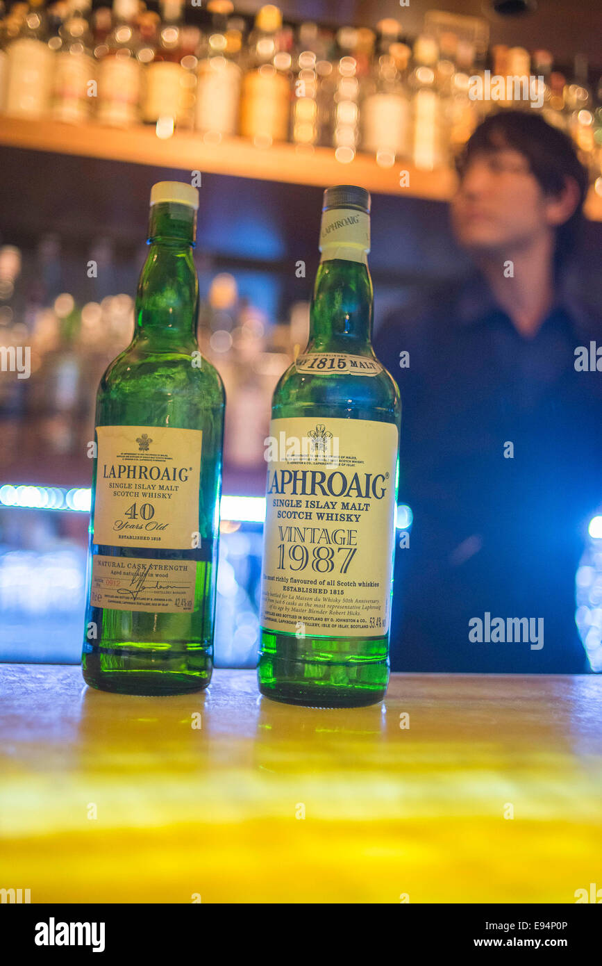Il 5 settembre 2013, Seoul, Corea del Sud - rare bottiglie di Laphroaig single malt whisky al bar caffetteria K nel quartiere di Gangnam. Foto Stock
