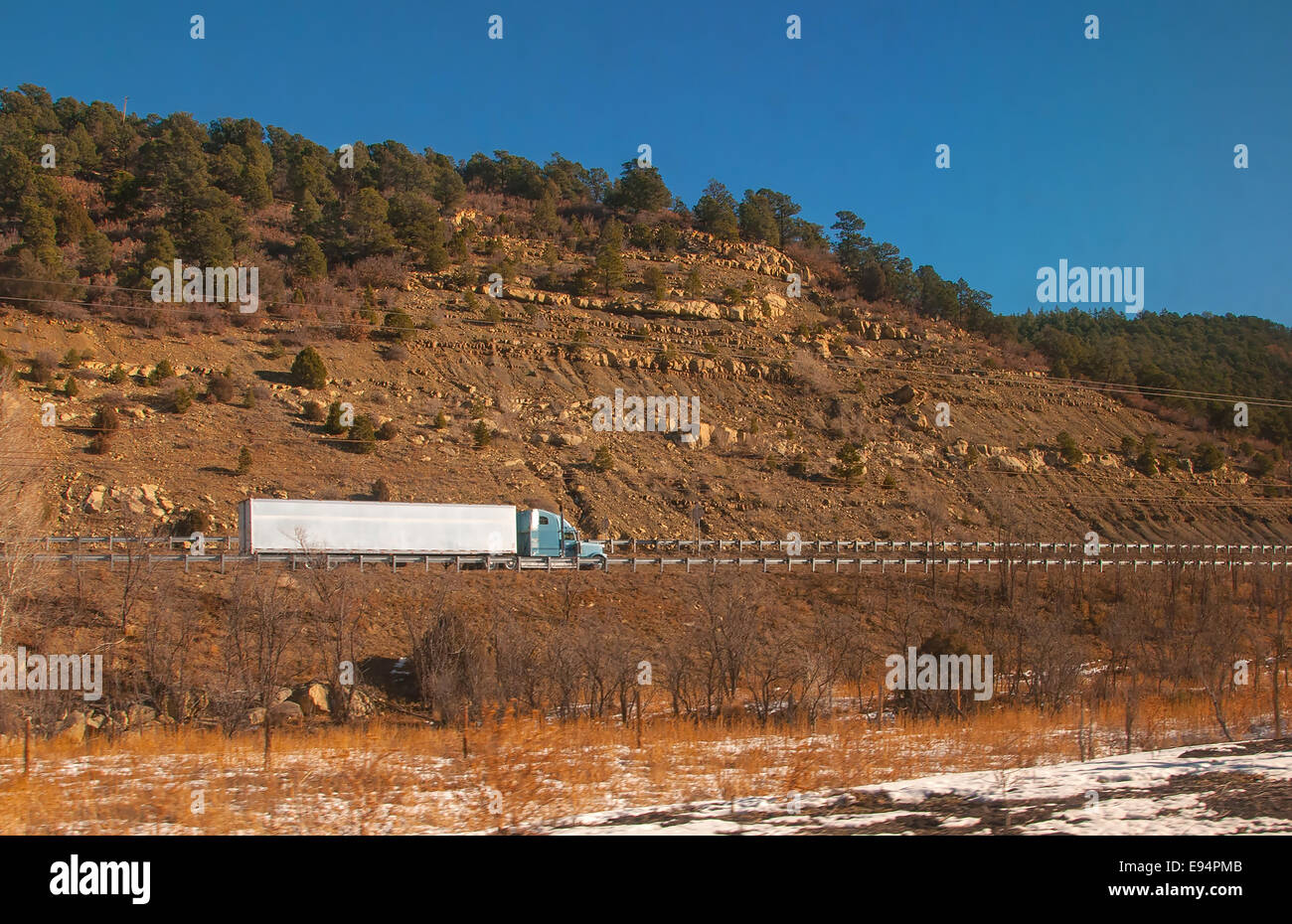 Semi carrello sulla superstrada fuori West Foto Stock