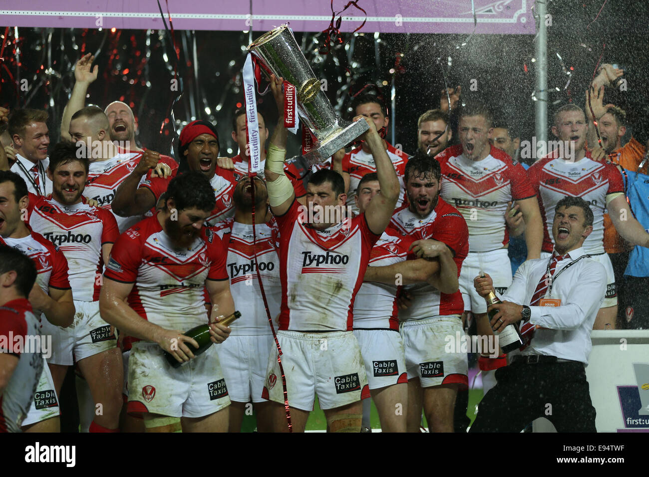 Manchester, Regno Unito. Undicesimo oct, 2014. St Helens Paul Wellens celebra con il trofeo- Utilità prima Super League Grand Final - St Helens v Wigan Warriors - Old Trafford Stadium - Manchester - Inghilterra - 11 Ottobre 2014 - © Paul Currie/Sportimage/CSM/Alamy Live News Foto Stock