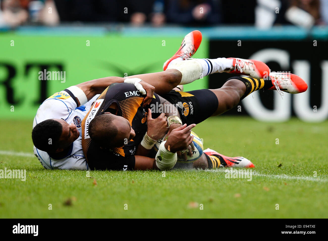 Londra, Regno Unito. Xii oct, 2014. London Wasps' Sailosi Tagicakibau punteggio a una lunghezza del passo try - Rugby Union - 2014/2015 Aviva Premiership - Vespe vs. Bagno - Adams Park Stadium - Londra - 11/10/2014 - © Charlie Forgham-Bailey/Sportimage/CSM/Alamy Live News Foto Stock