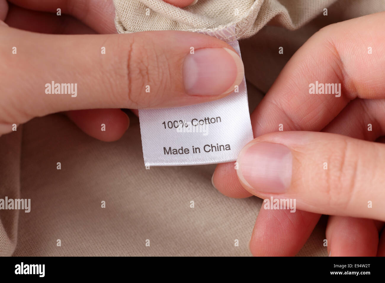 Donna di mani vestiti etichetta. 100% cotone. Realizzati in Cina. Foto Stock