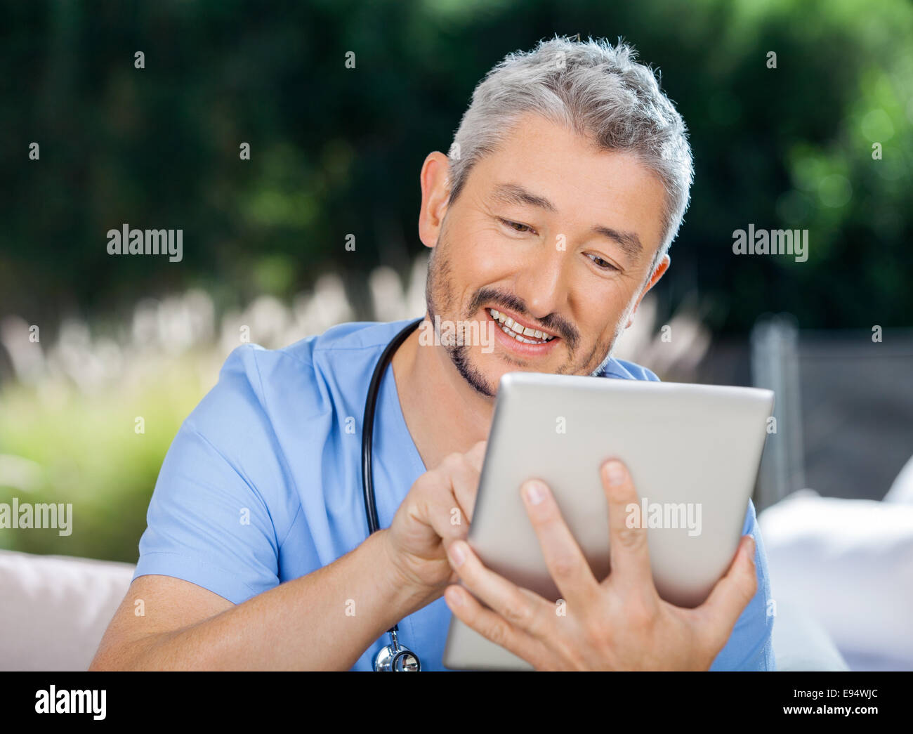 Custode maschio utilizzando computer digitale Foto Stock