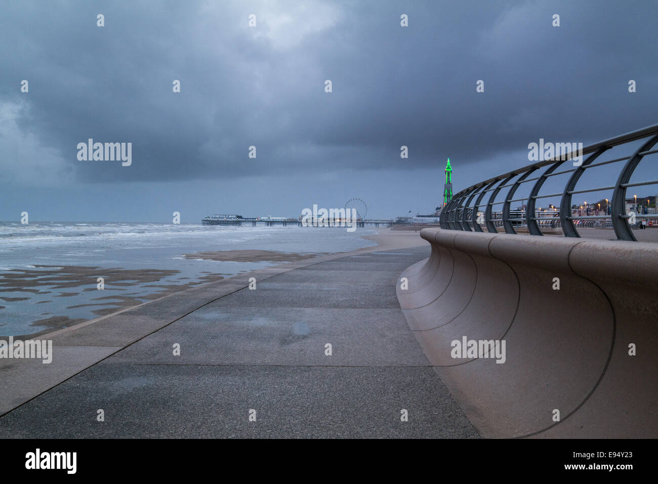 Blackpool, Regno Unito. Xx Ottobre,2014. Regno Unito: Meteo pioggia e forte vento colpiscono Blackpool questo lunedì mattina. Il lungomare è deserta come villeggiante stare al chiuso. Credito: Gary Telford/Alamy live news Foto Stock
