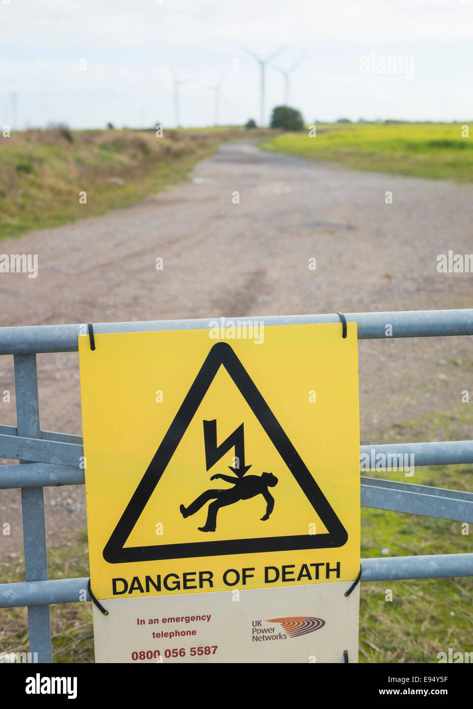 Nel Regno Unito le reti di alimentazione Pericolo di morte segno a Cheyne Corte Wind Farm su Romney Marsh, Kent. Foto Stock