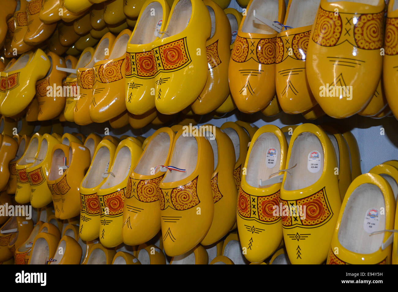 Giallo zoccoli di legno sospeso verso il basso sul display in un negozio in Olanda Foto Stock