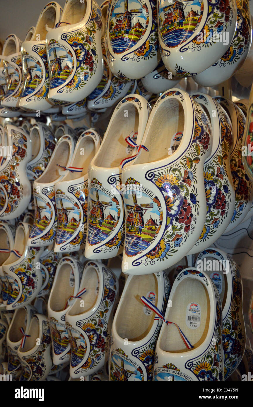 Decorate in bianco zoccoli di legno sospeso verso il basso sul display in un negozio in Olanda Foto Stock