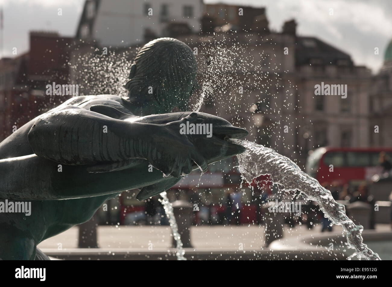 Dettaglio di spruzzo a getto di acqua che fuoriesce dalla bocca della fontana dei Delfini in Trafalgar Square Londra Foto Stock