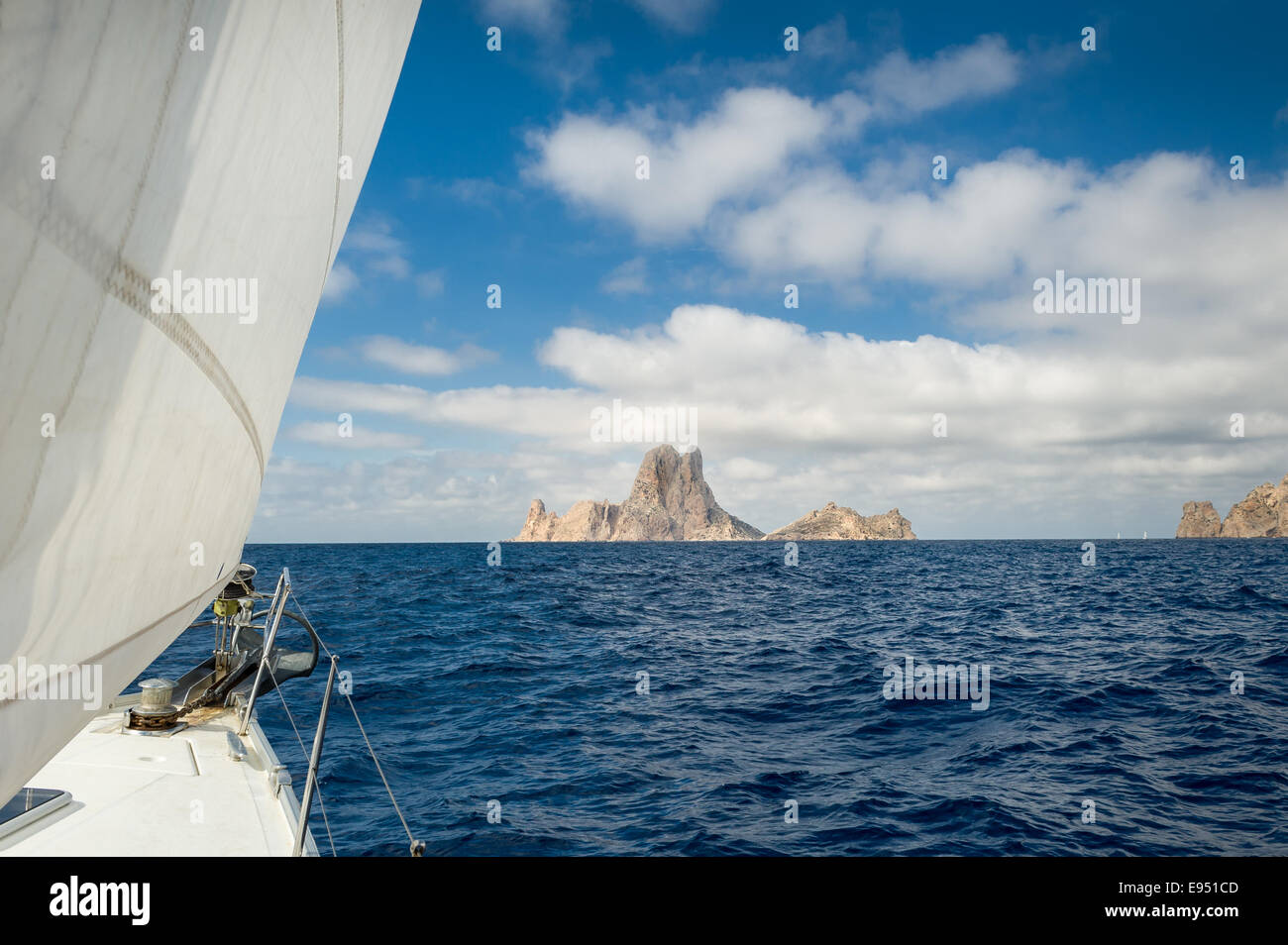 Barca a vela a isola di roccia Foto Stock