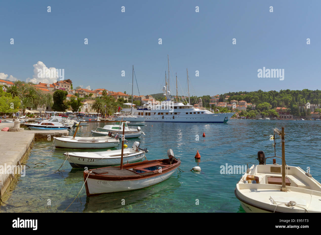 Cavtat cittadina vicino a Dubrovnik, Croazia del Sud. Una porta di entrata " per le imbarcazioni da diporto private che entrano o lasciano la Croazia. Foto Stock