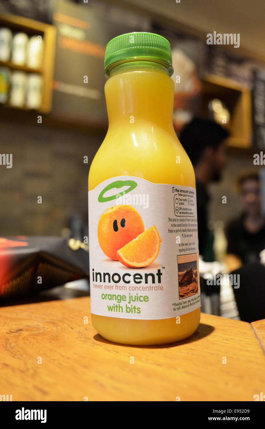 Innocenti bere succo di frutta - succo d'arancia con bit Foto Stock