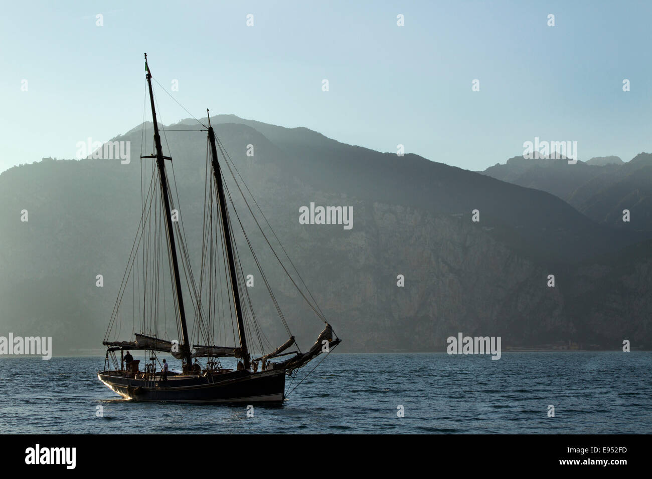 Barca a Vela Lago di Garda, Cassone, Malcesine, Italia Foto Stock