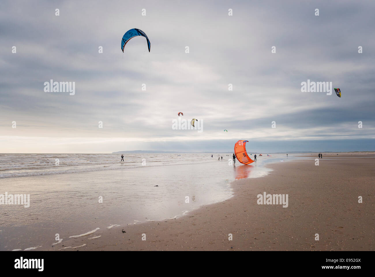 Il kite surf in broomhill sands beach accanto a Camber Sands, east sussex Foto Stock