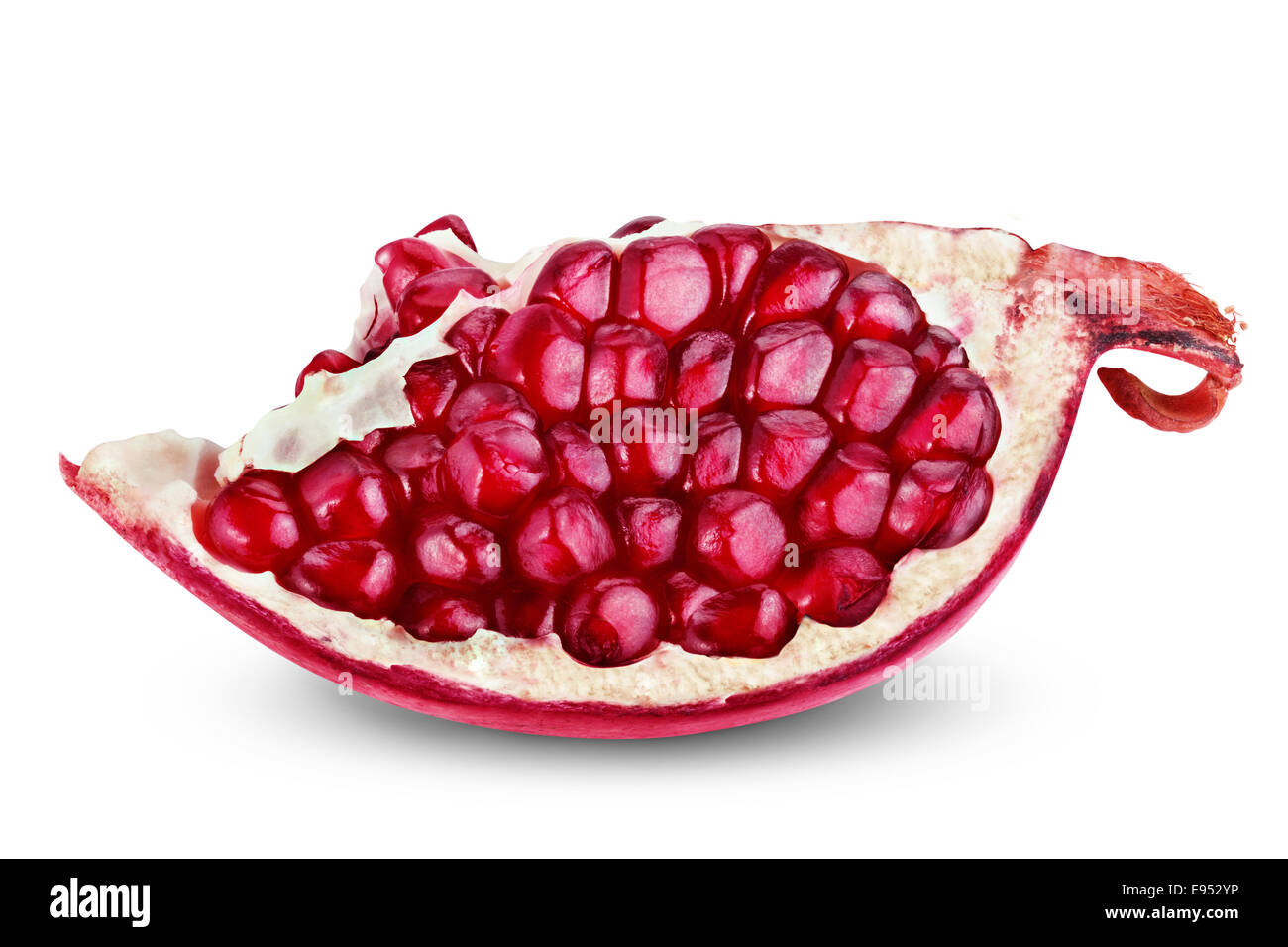 Rotto il segmento di melograno isolati su sfondo bianco ritaglio. Tracciato di ritaglio Foto Stock