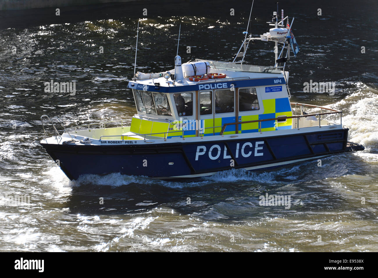 Barca di polizia di pattuglia sul fiume Thames, London, England, Regno Unito Foto Stock