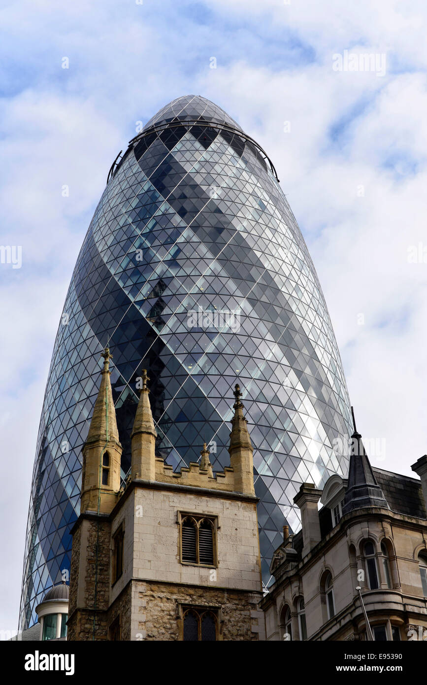 Ufficio torre 30 St Mary Axe, il Gherkin, o la Swiss Re Tower, London, England, Regno Unito Foto Stock