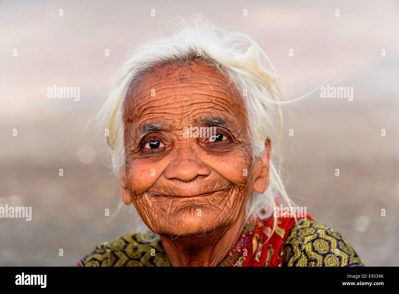 Il vecchio donna indiana, ritratto, Mumbai, Maharashtra, India Foto Stock